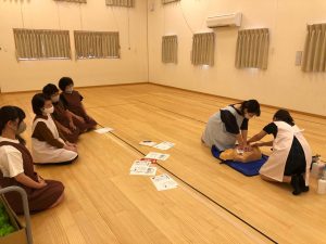 講師の方から手順を学び、職員が実践しました。